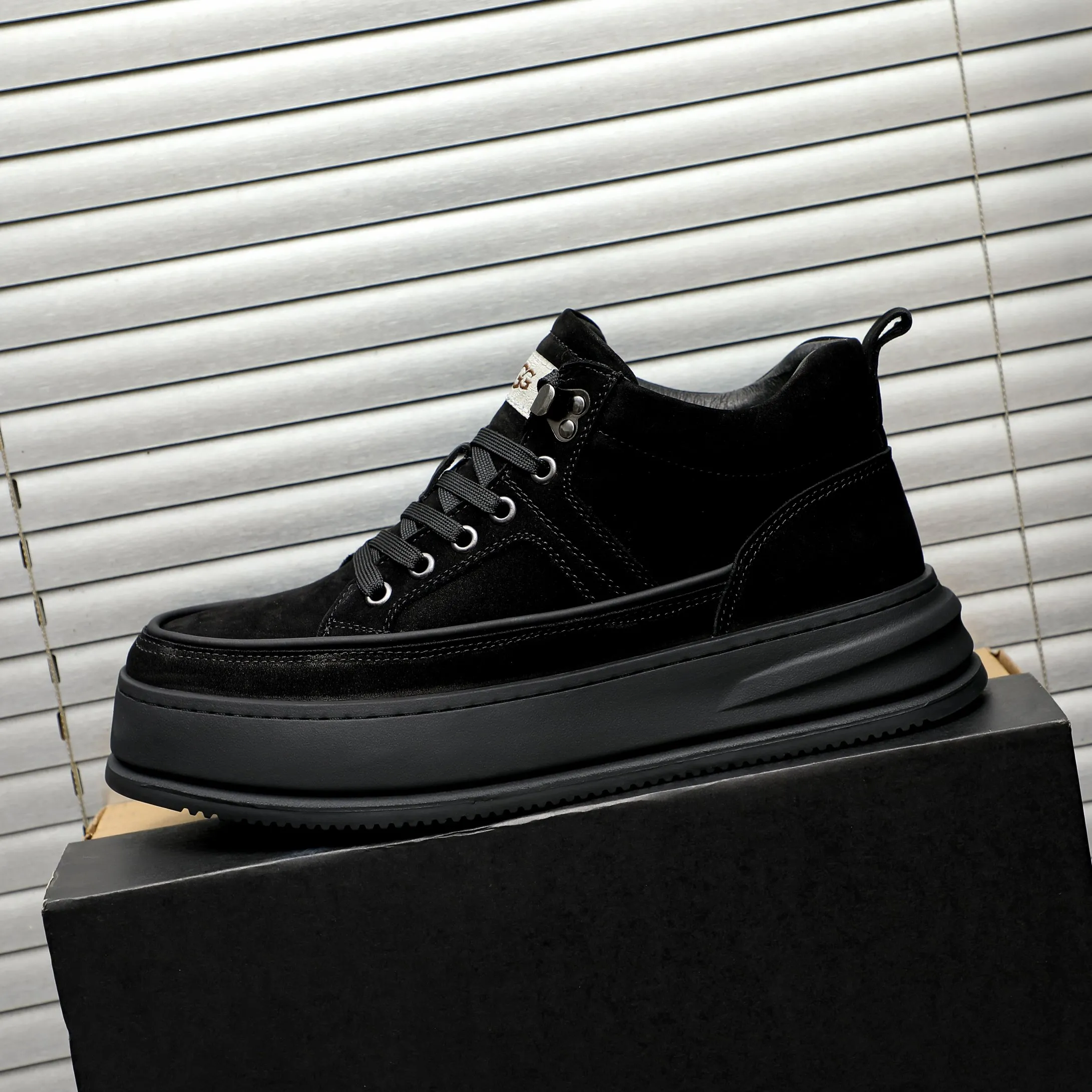 P620 Product trademark: "UGG" Gaobang men's shoes Regular size: 39-44 Product materials: Selected suede cowhide upper, wool lining, original outsole